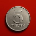 Под какую пятку и какой стороной нужно класть монетку