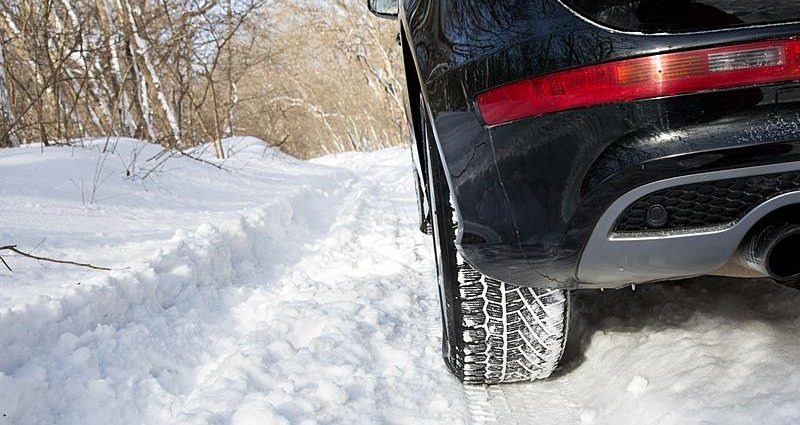 Автомобиль на зимней дороге